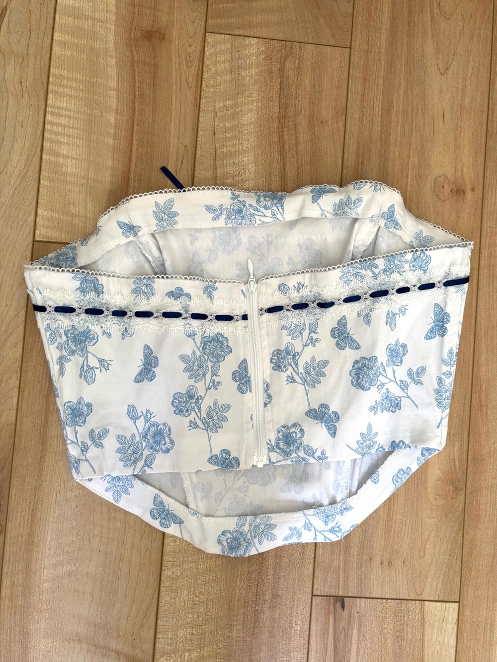 Glassons blue and white floral strapless corset top - Picture 2 of 5